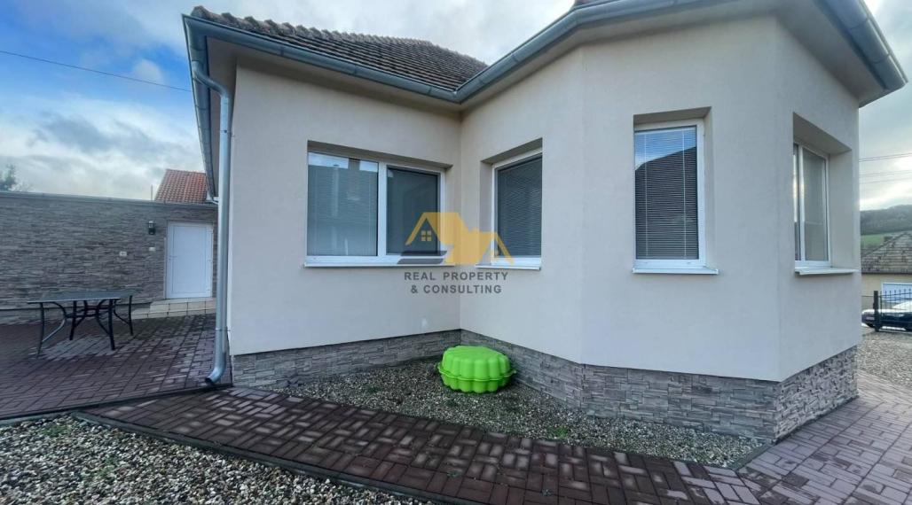 Predám zrekonštruovaný rodinný dom v obci Podhájska