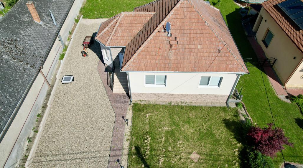 Predám zrekonštruovaný rodinný dom v obci Podhájska