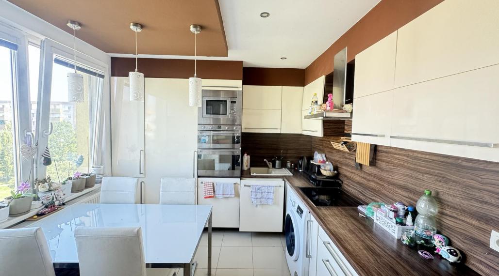 Exkluzívne!Predám 3 izbový byt s 2 balkónmi v Nových Zámkoch