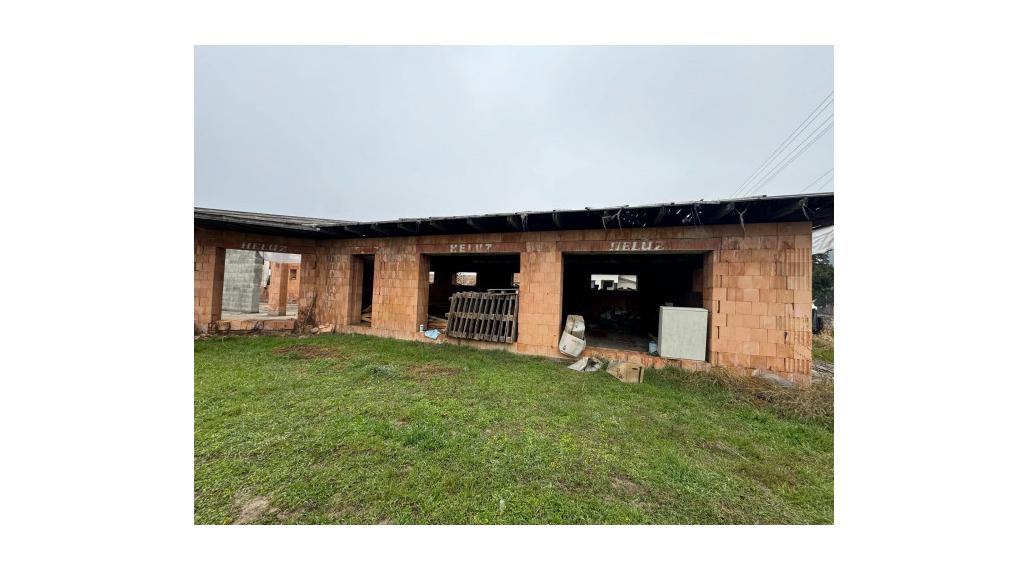 Predám rozostavanú budovu s pozemkom v Hurbanove