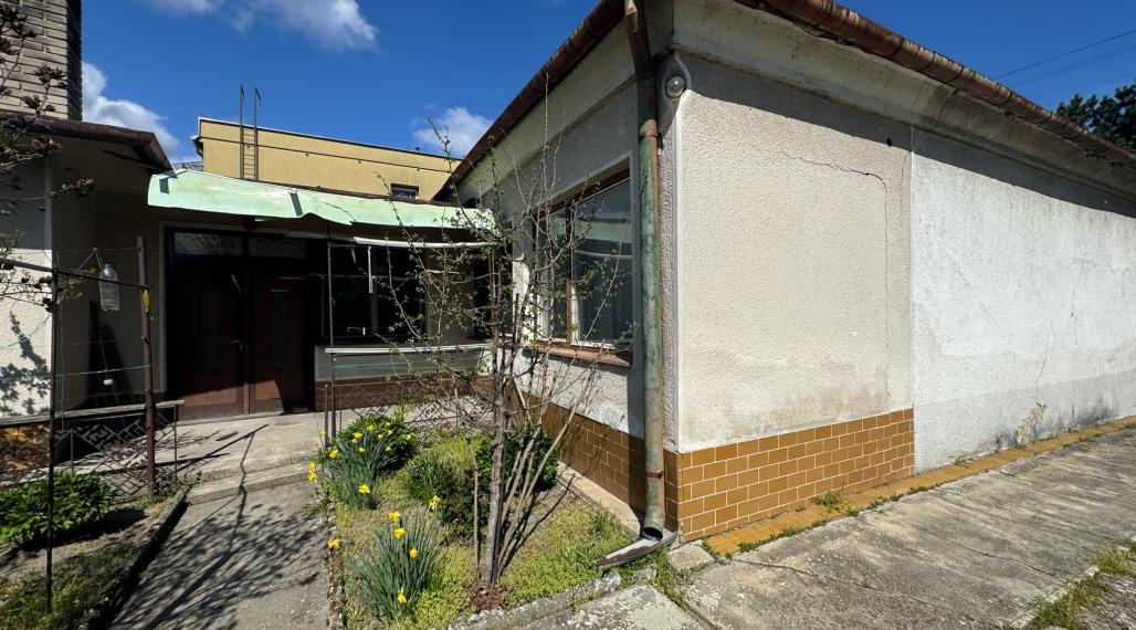 Znížená cena!Predám rodinný dom v obci Dvory nad Žitavou