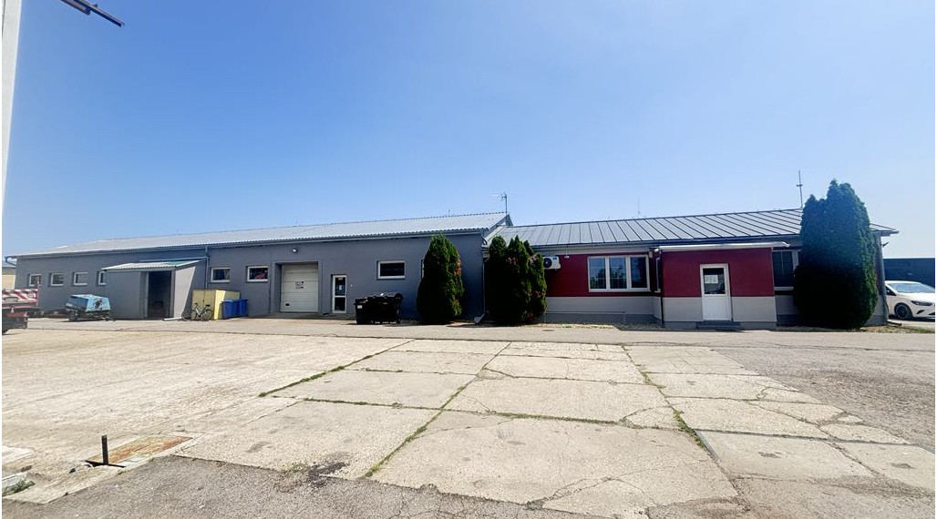 Predám priemyselný areál s 2 výrobnými halami v obci Zemné