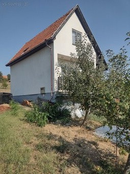 Predám poschodovú chatu v obci Jelenec