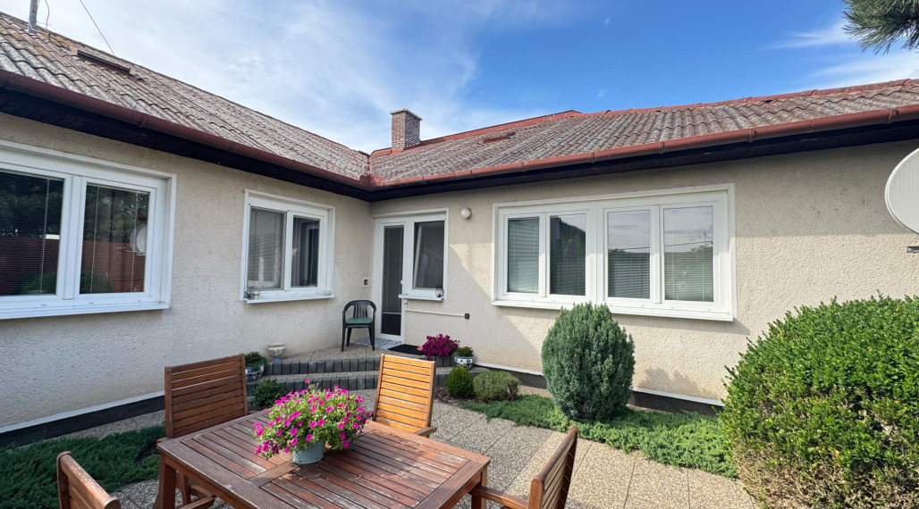 Predám rodinný dom s garážou v tichej lokalite vo Dvoroch nad Žitavou