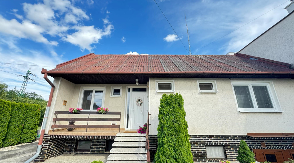 Predám rodinný dom s garážou v tichej lokalite vo Dvoroch nad Žitavou