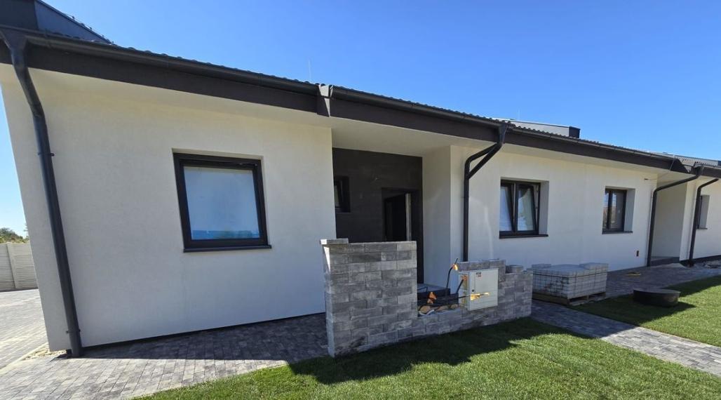 Predám novostavbu v radovej zástavbe v obci Selice