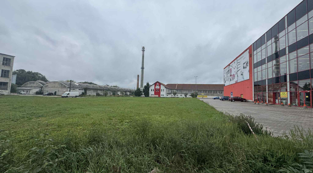 Predám pozemok vhodný na výstavbu obchodného domu v Nových Zámkoch