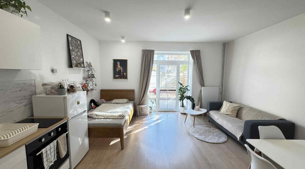 Exkluzívne! Prenajmem garsónku s terasou v Nových Zámkoch