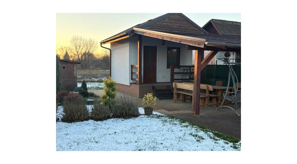 Exkluzívne! Predám peknú chatu s upravenou záhradou v Nových Zámkoch