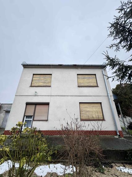 Predám rodinný dom s garážou v obci Dvory nad Žitavou