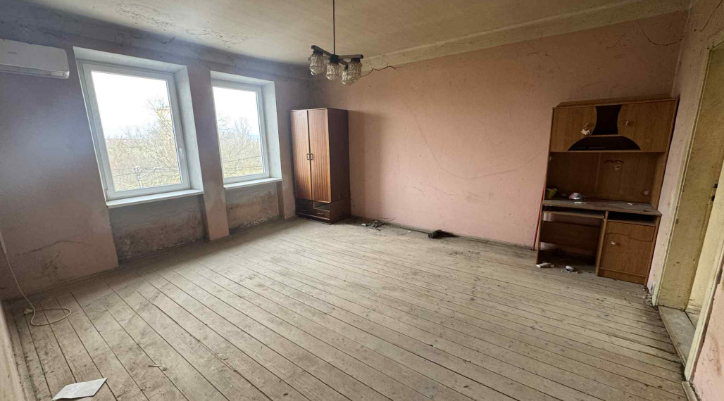 Predám tehlový 2 izbový byt v Štúrove