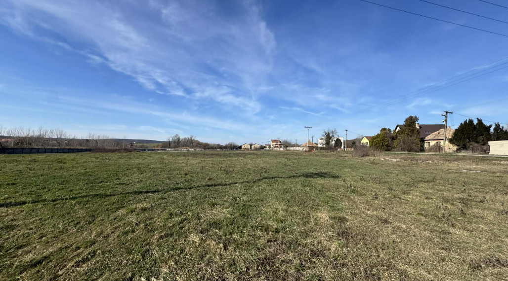 Predám veľký pozemok v obci Bátorove Kosihy
