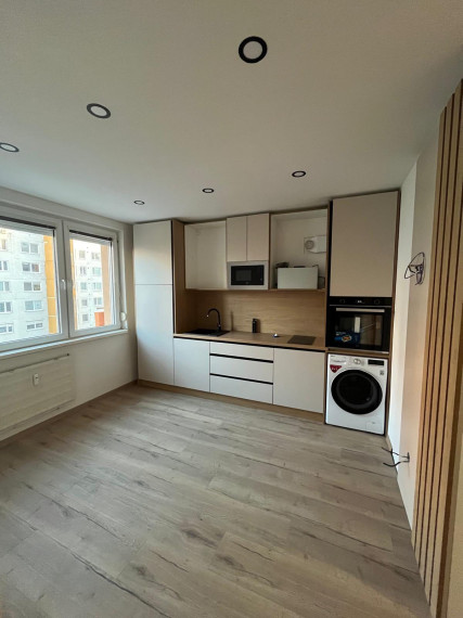 Prenajmem prerobený 1 izbový byt s balkónom v Nových Zámkoch