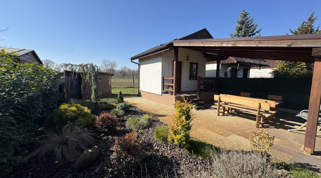 Exkluzívne! Predám peknú chatu s upravenou záhradou v Nových Zámkoch