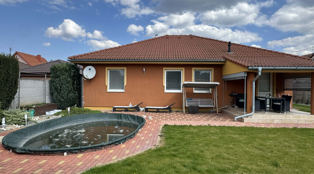 Predám pekný rodinný dom s garážou v obci Bánov