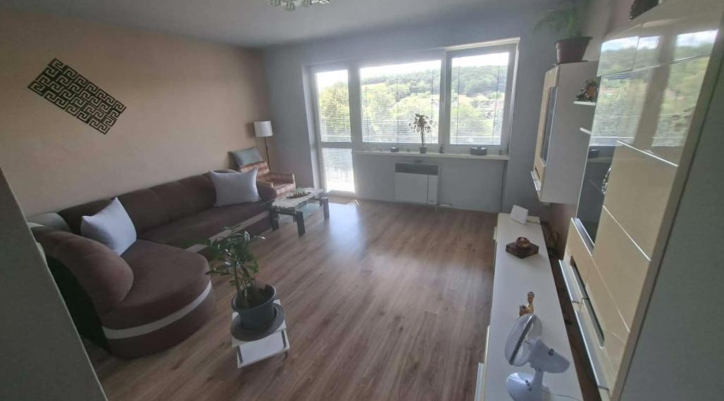 Predám 3 izbový byt s balkónom a garážou v obci Čechy
