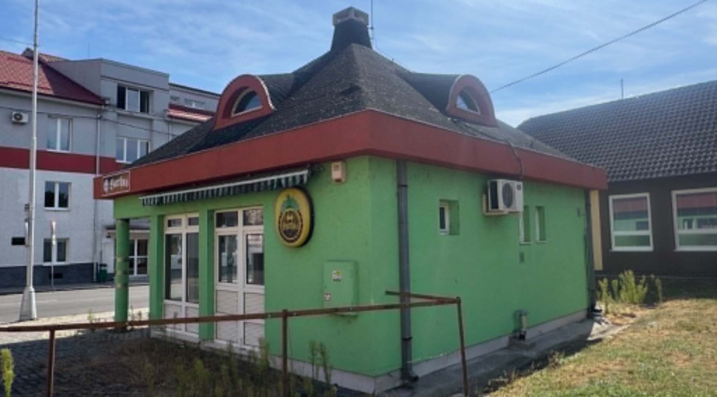 Predám budovu s obchodným duchom v centre Nových Zámkov