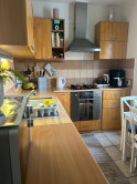 Predám tehlový 3 izbový byt s balkónom v Nových Zámkoch - fotografia 1