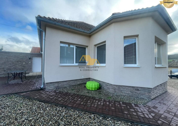 Predám zrekonštruovaný rodinný dom v obci Podhájska