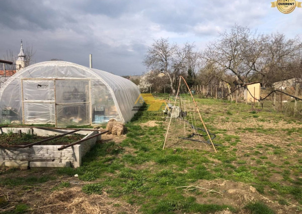 Predám pozemok so starým domom v obci Komoča