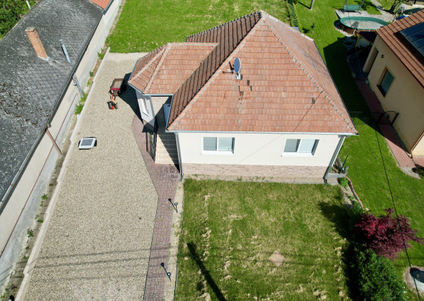 Predám zrekonštruovaný rodinný dom v obci Podhájska