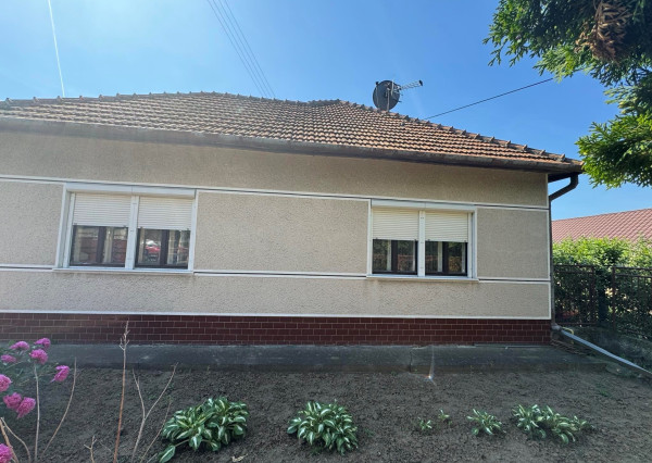 Predám dom s garážou a veľkým pozemkom v Radave