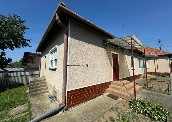 Predám dom s garážou a veľkým pozemkom v Radave