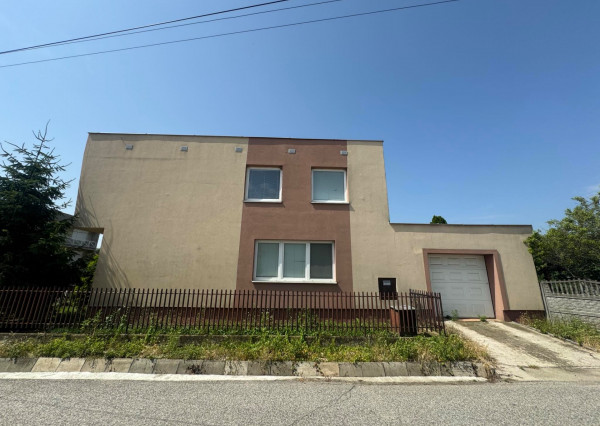 Predám rodinný dom s garážou v obci Zemné