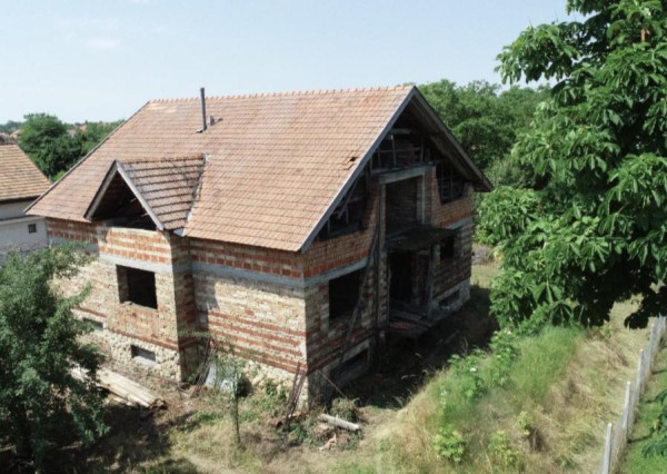 Predám rodinný dom s veľkým pozemkom v Hurbanove