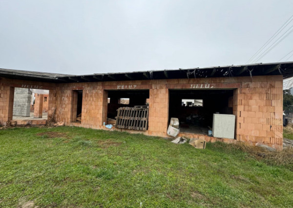 Predám rozostavanú budovu s pozemkom v Hurbanove