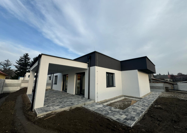 Predám 4 izbovú novostavbu rodinného domu v obci Žihárec