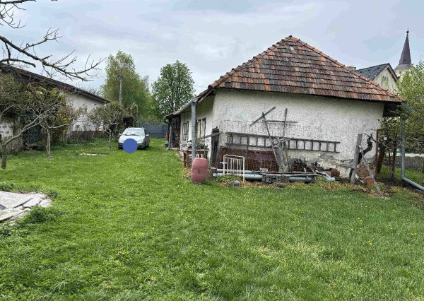 Predám dom s veľkým pozemkom v obci Černík