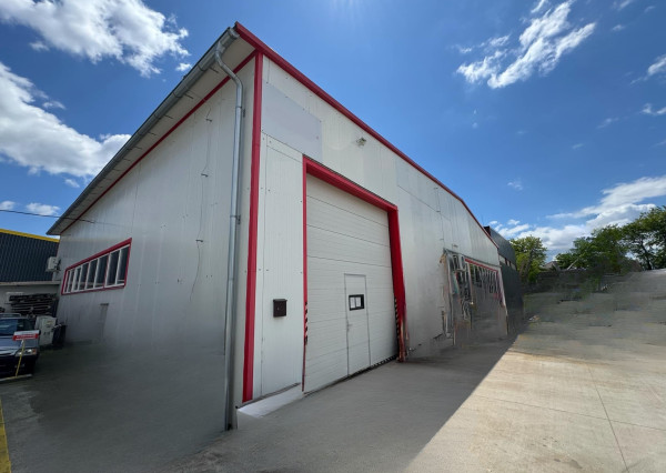 Priemyselná hala s kanceláriami a parkovaním v Nových Zámkoch