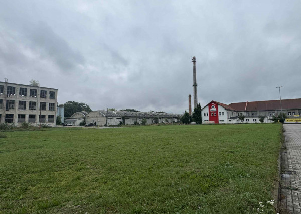 Predám pozemok vhodný na výstavbu haly v Nových Zámkoch