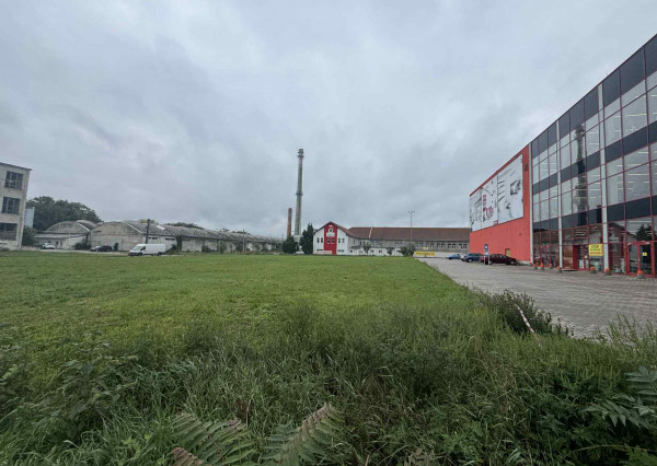 Predám pozemok vhodný na výstavbu obchodného domu v Nových Zámkoch