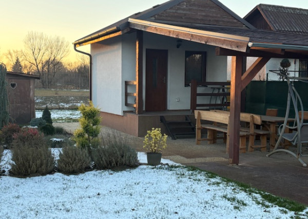 Exkluzívne! Predám peknú chatu s upravenou záhradou v Nových Zámkoch