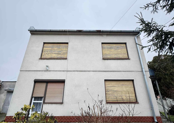 Predám rodinný dom s garážou v obci Dvory nad Žitavou