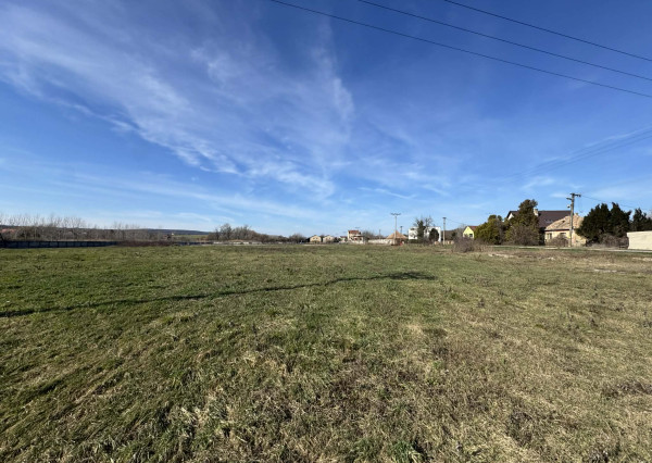 Predám veľký pozemok v obci Bátorove Kosihy