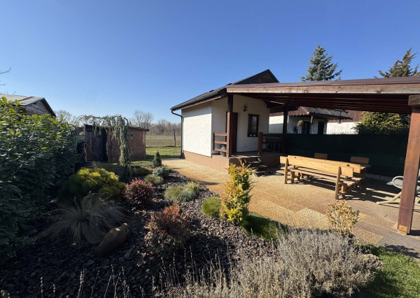 Exkluzívne! Predám peknú chatu s upravenou záhradou v Nových Zámkoch