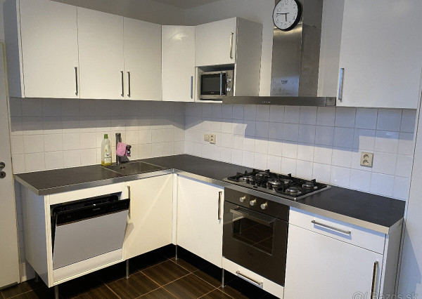 Predám 3 izbový byt s balkónom v Nových Zámkoch