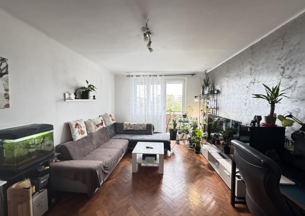 Znížena cena! Predám 2 izbový byt s balkónom v Nových Zámkoch