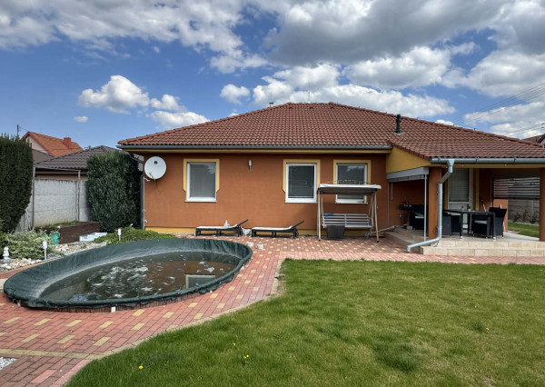 Predám pekný rodinný dom s garážou v obci Bánov