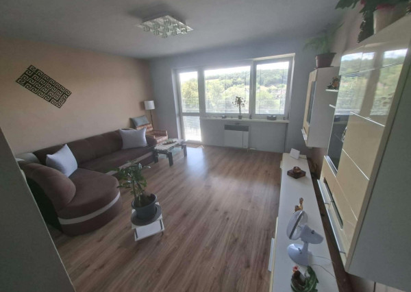 Predám 3 izbový byt s balkónom a garážou v obci Čechy
