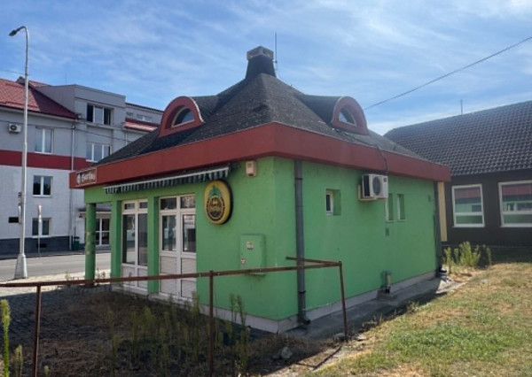 Predám budovu s obchodným duchom v centre Nových Zámkov