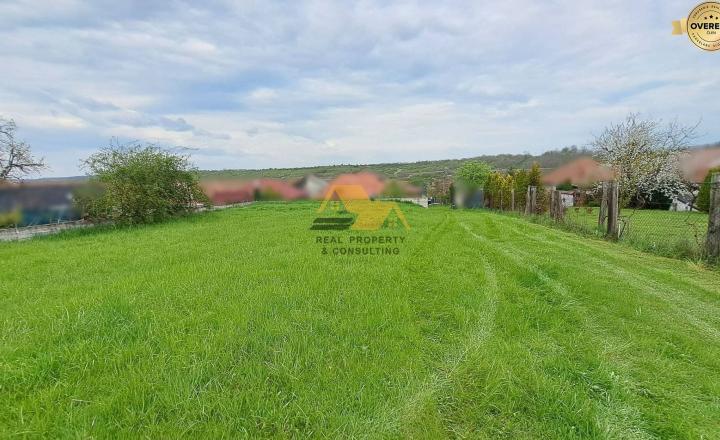 Predám stavebný pozemok v obci Trávnica - fotografia 1
