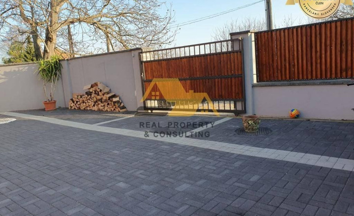 Predám podnikateľský objekt v Komjaticiach - fotografia 7