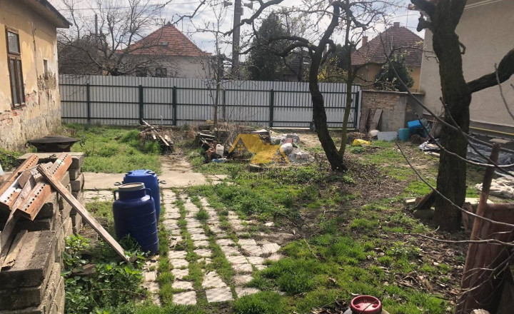 Predám pozemok so starým domom v obci Komoča - fotografia 1
