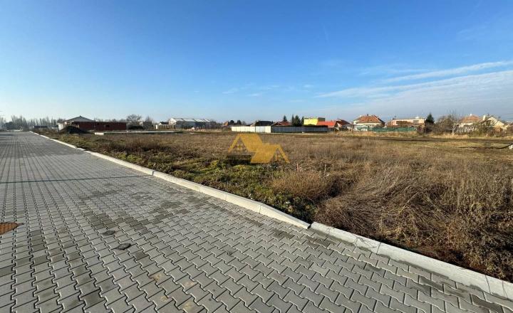 Predám stavebný pozemok vo Dvoroch nad Žitavou - fotografia 1