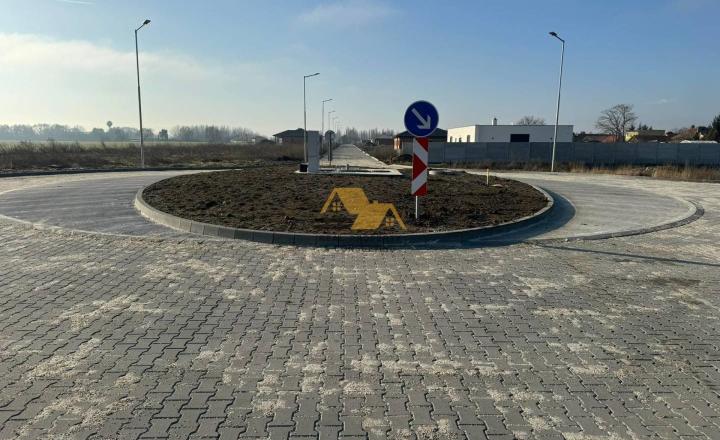 Predám stavebný pozemok vo Dvoroch nad Žitavou - fotografia 3