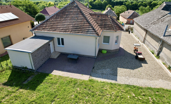 Predám zrekonštruovaný rodinný dom v obci Podhájska - fotografia 1